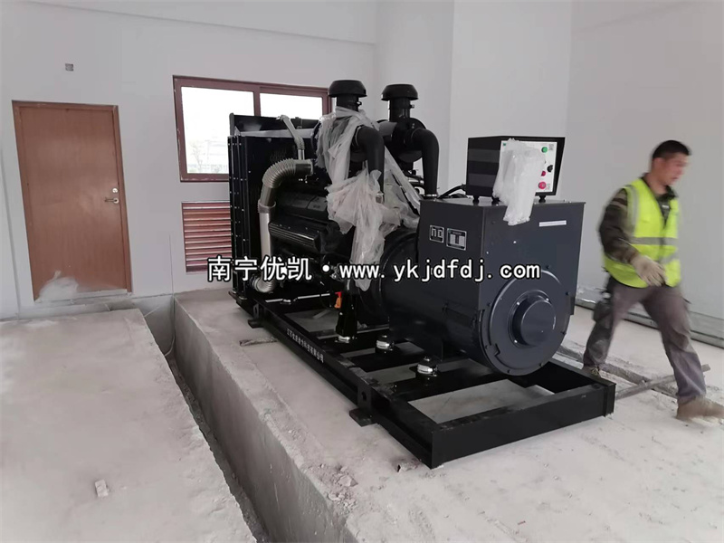 2023年2月20日，6臺(tái)上柴600kw柴油發(fā)電機(jī)組卸貨安裝中