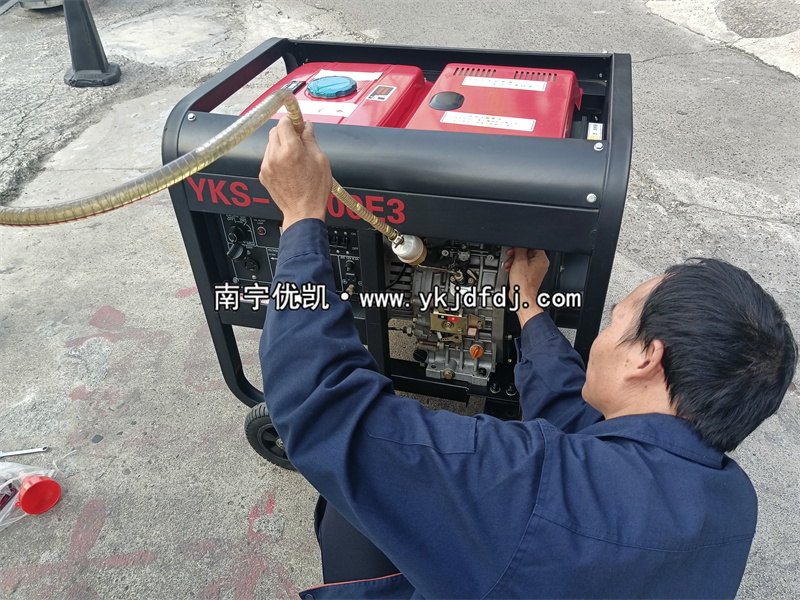 2023年11月24日，客戶到店自提8kw等功率柴油發(fā)電機(jī)組