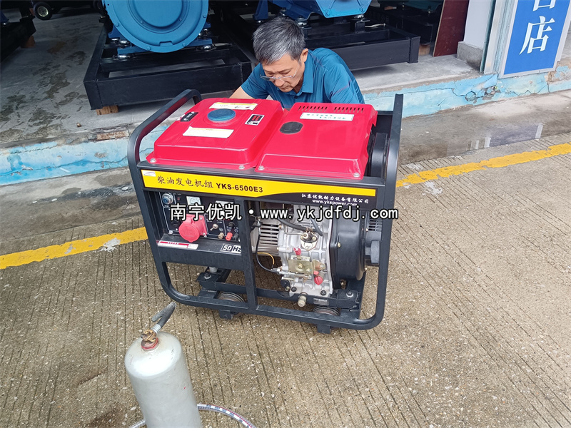 2024年5月19日，客戶到店自提一臺5KW等功率柴油發(fā)電機(jī)組
