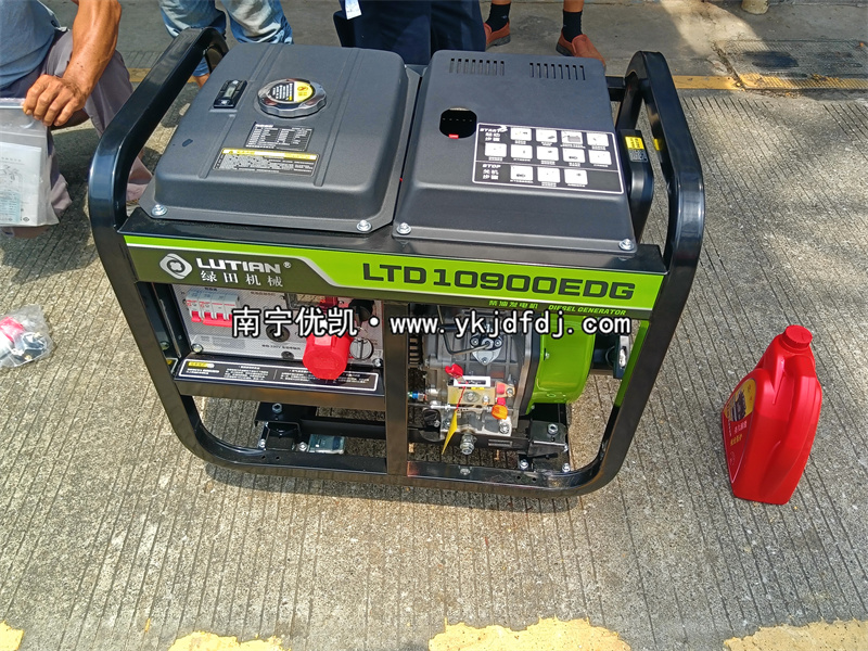 2025年9月8日，客戶到店采購8kw柴油發(fā)電機(jī)組并試機(jī)